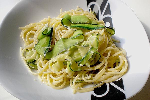 Spaghetti Il ​​caprino and Zucchini