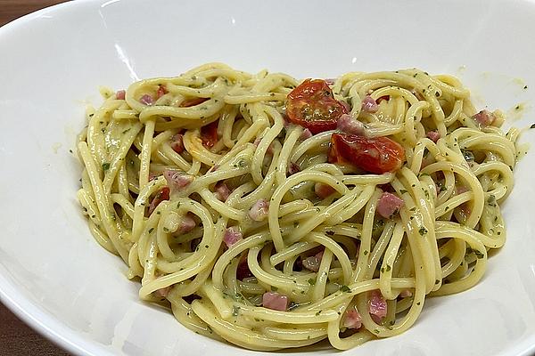 Spaghetti in Pesto Cream with Roasted Cherry Tomatoes and Diced Ham