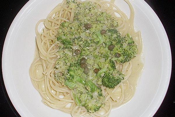 Spaghetti with Broccoli and Pistachio Cream