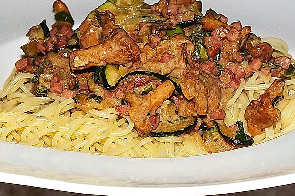 Spaghetti with Chanterelle and Zucchini Sauce