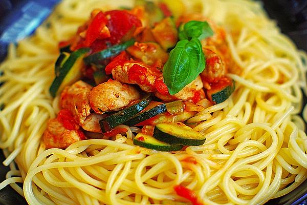 Spaghetti with Chicken Breast, Vegetables and Basil