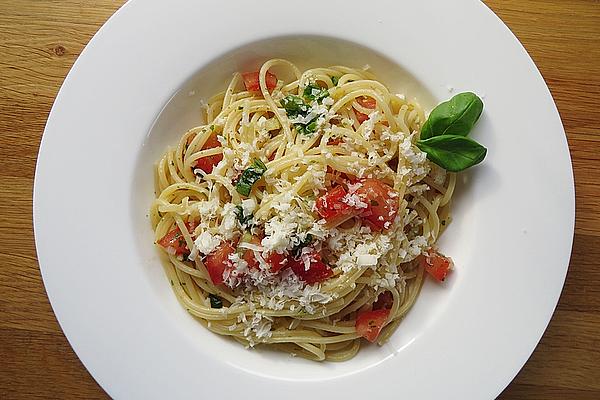Spaghetti with Cold Sauce Made from Raw Tomatoes