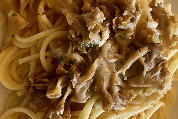 Spaghetti with Curly Mother Hen in Cream Sauce