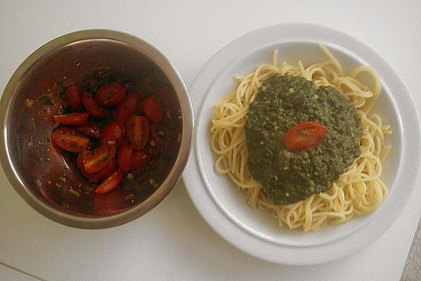 Spaghetti with Garlic – Spinach and Tomato Salad