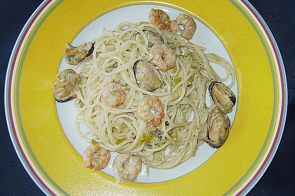 Spaghetti with King Prawns and Mussels in White Wine Sauce