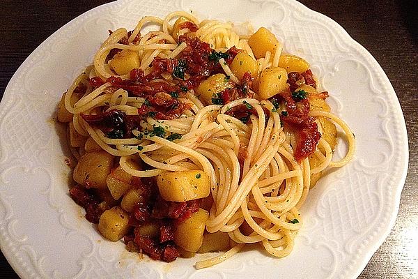 Spaghetti with Potatoes and Sun-dried Tomatoes