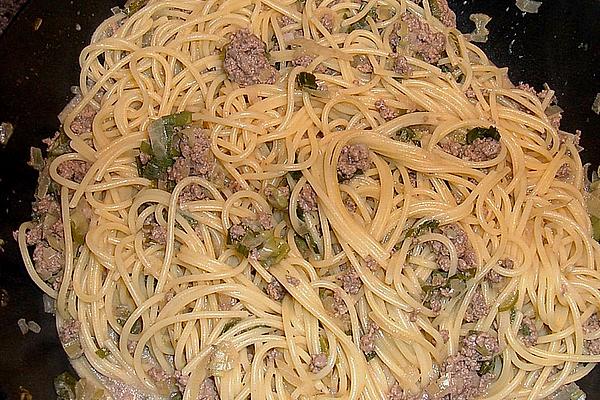 Spaghetti with Spring Onion and Minced Meat Sauce