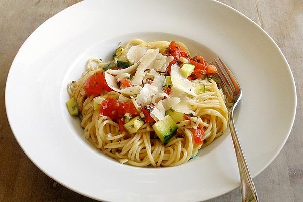 Spaghetti with Tomatoes and Zucchini