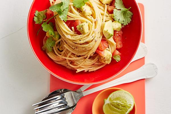 Spaghetti with Tomatoes – Avocado – Salsa