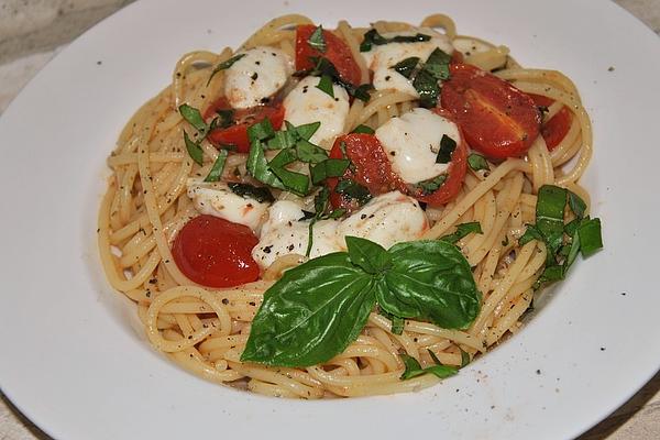 Spaghetti with Tomatoes, Mozzarella and Basil