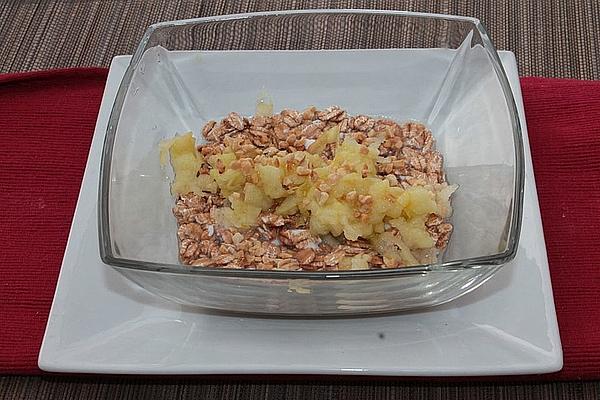 Spelled Flakes, Linseed Oil and Coconut Breakfast with Apple