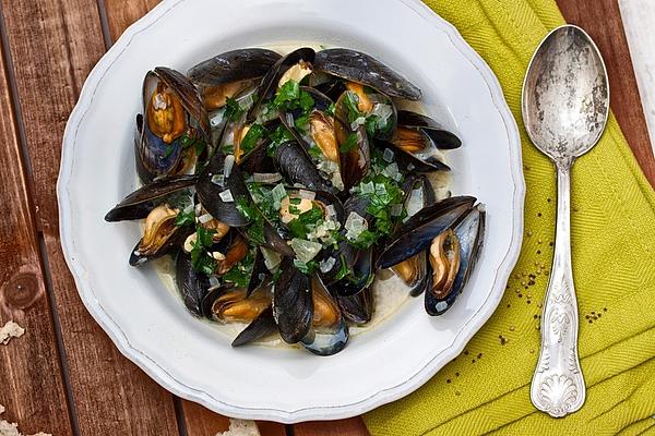 Steamed Mussels with Lemongrass, Basil and Wine