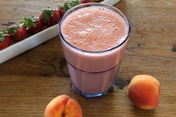Strawberry and Apricot Smoothie with Buttermilk