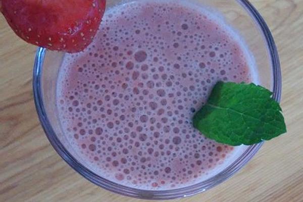 Strawberry and Apricot Smoothie with Mint