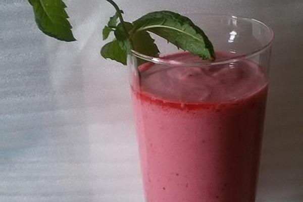 Strawberry-raspberry-currant-yogurt Smoothie