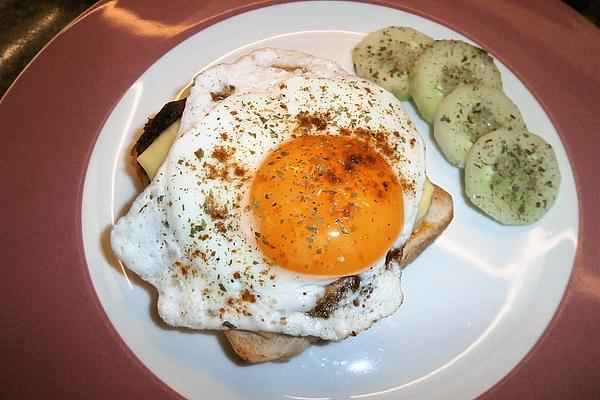Svenja`s Minced Meat Toast with Fried Egg