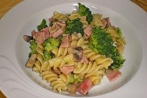 Tagliatelle with Broccoli, Ham and Mushrooms