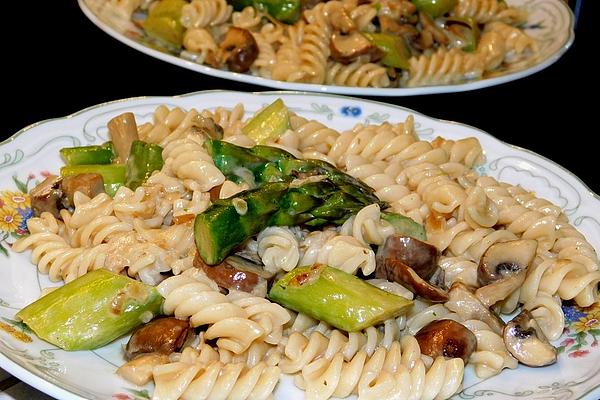 Tagliatelle with Green Asparagus and Mushrooms