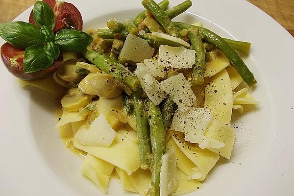 Tagliatelle with Green Beans and Mushrooms in Cream Sauce