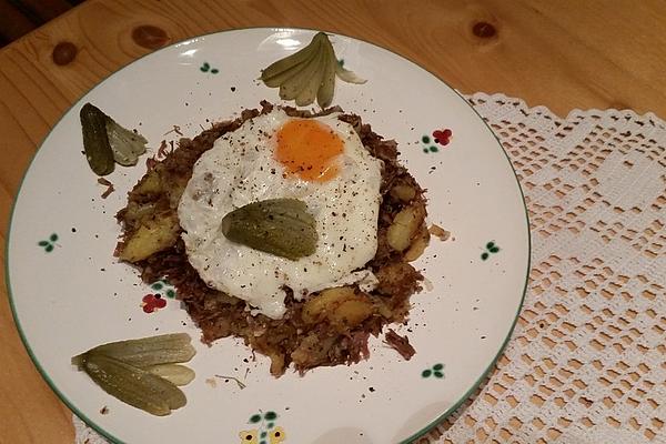 Tiroler Herren-Oil or Farmer`s Gröstl with Egg and Cucumber