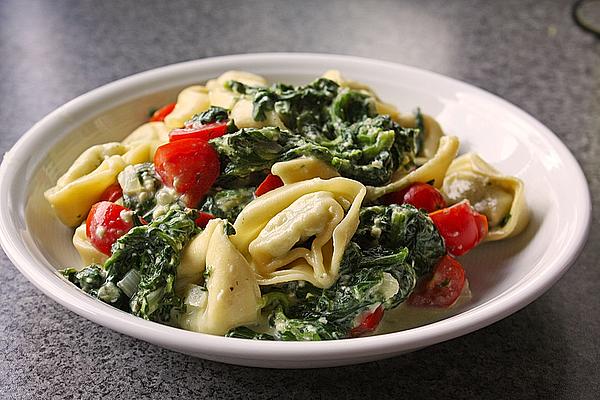 Tortellini with Spinach Leaves and Grainy Cream Cheese