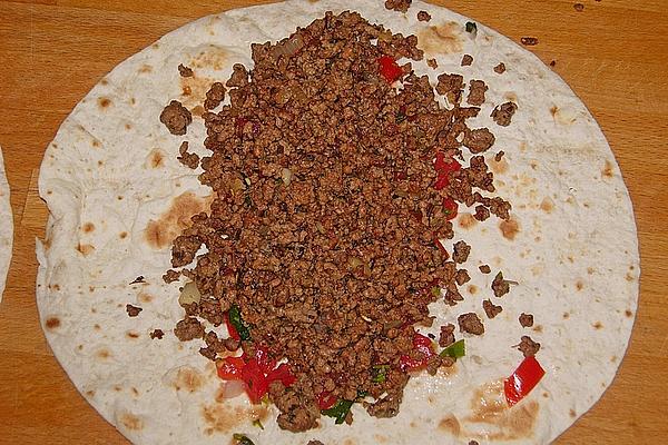 Tortillas with Minced Meat and Salsa Cruda