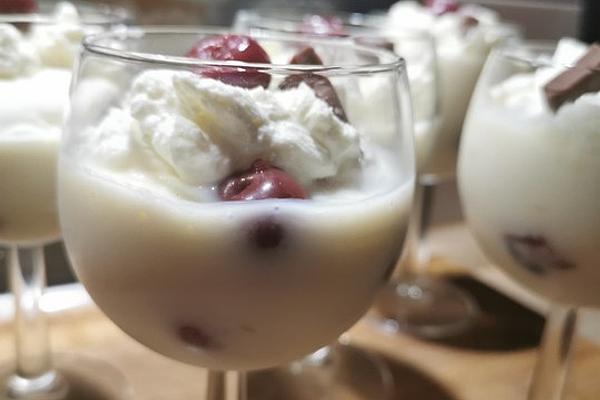 Vanilla Pudding Oatmeal with Hot Cherries