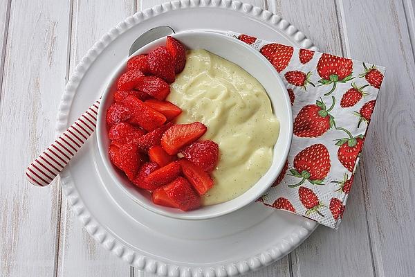 Vanilla Pudding with Strawberries