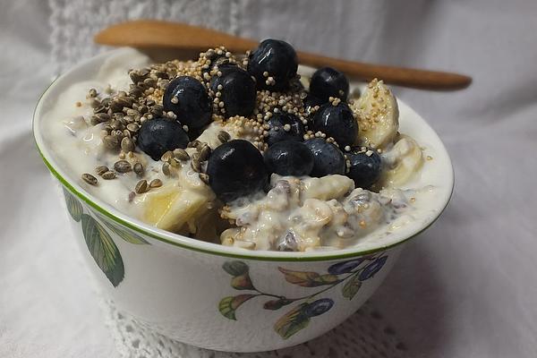 Vegan Overnight Oats with Chia Seeds, Banana and Blueberries