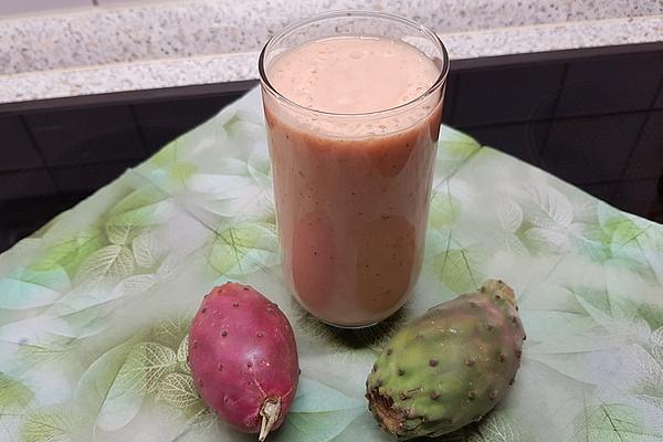 Vegan Smoothie with Prickly Pear and Currants