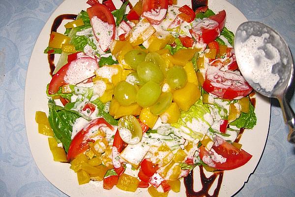 Wellness Salad with Mango and Grapes