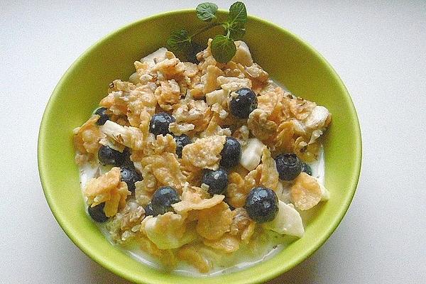 Whole Grain Banana and Walnut Flakes with Milk and Berries