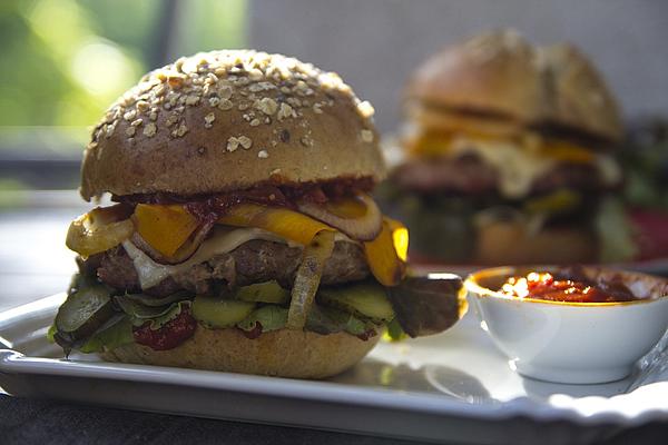 Whole Grain BBQ Burger with Sweet Garden Vegetables