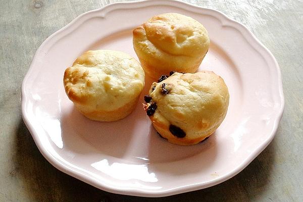 Yeast Muffins with Raisins