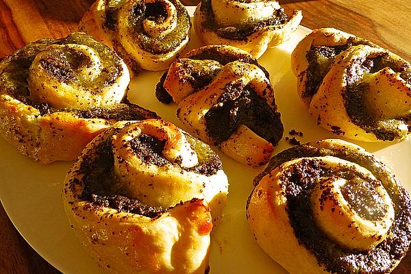 Yeast Rolls with Poppy Seeds and Lemon Curd