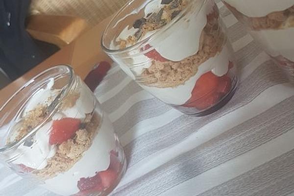 Yoghurt – Mascarpone – Cream with Strawberries