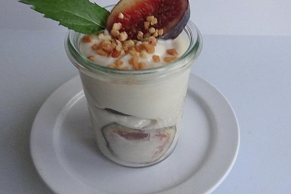 Yogurt Cream with Figs and Brittle