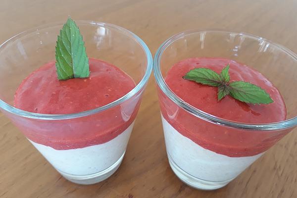 Yogurt Cream with Meringue and Strawberries