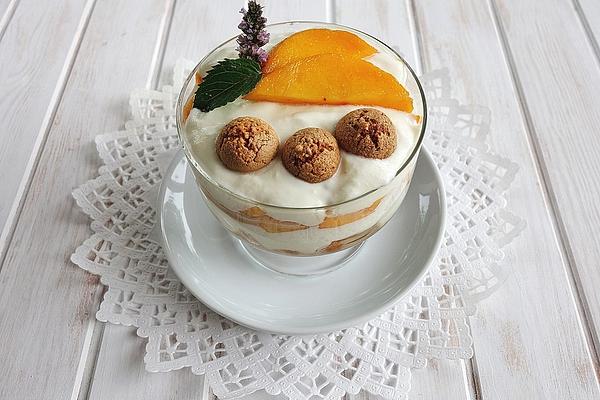 Yogurt – Peach – Dessert with Amarettini