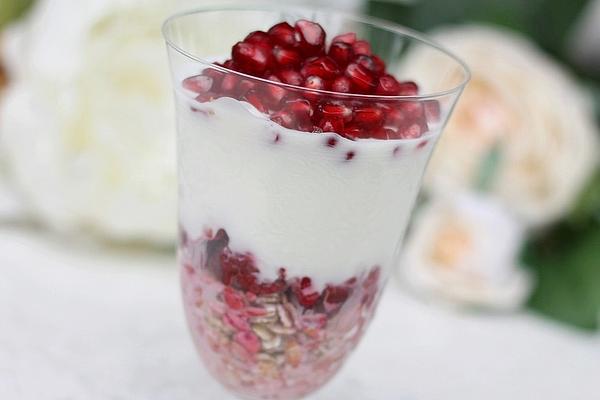 Yogurt with Spelled Flakes and Raspberries