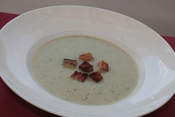 Zucchini and Kohlrabi Cream Soup with Croutons
