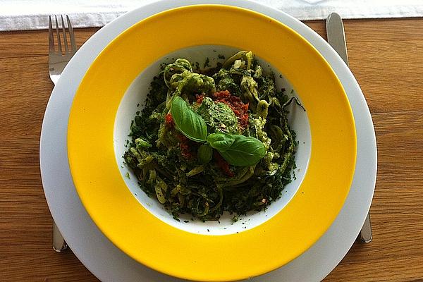Zucchini Noodles with Spinach and Nut Pesto