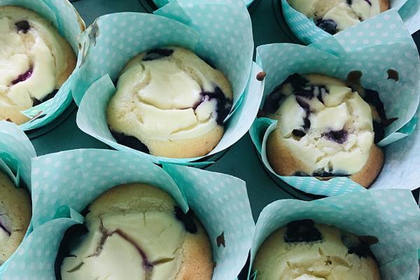 Blueberry Muffins with Vanilla Topping