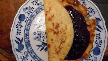 Small Blueberry Pancakes with Butter Foam