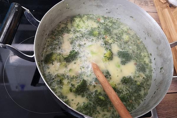 Cheese and Broccoli Soup with Minced Wild Boar