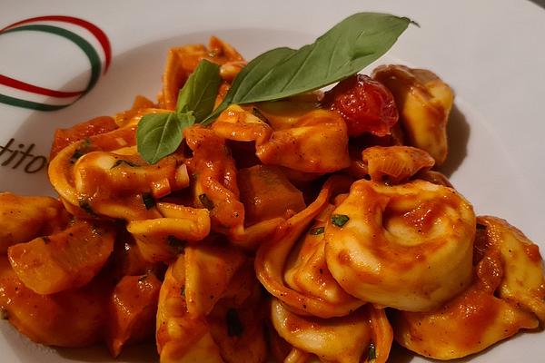 Cheese Tortelloni in Pepper and Tomato Sauce