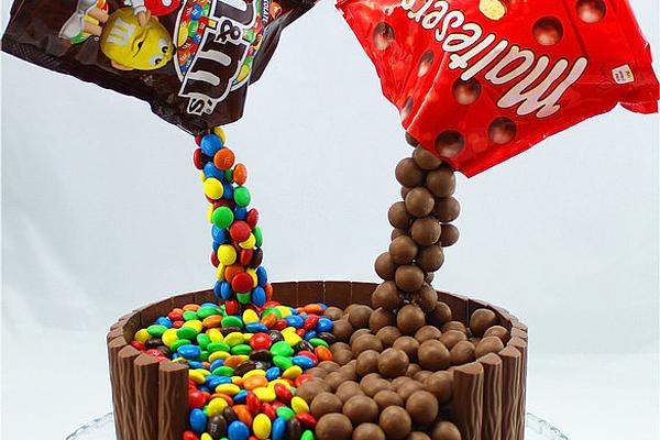 Illusion Candy Cake with M &amp; Ms and Maltesers