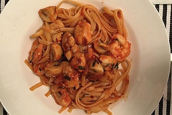 Linguine with Prawns in Spicy Tomato Sauce