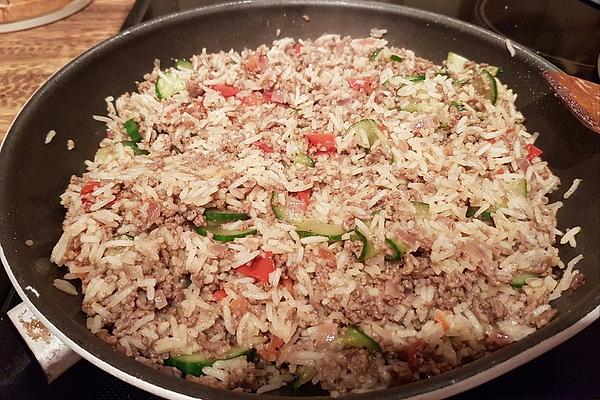 Minced Rice Saucepan with Tomatoes and Cucumber