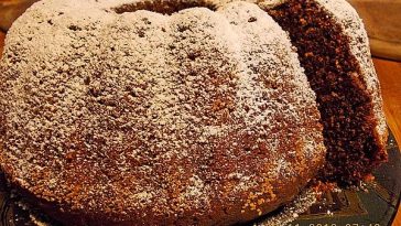 Mulled Wine Cake with Cherries and Mulled Wine Pouring